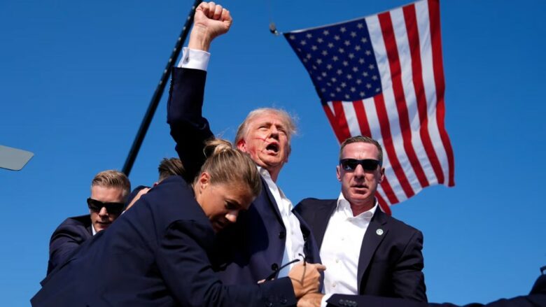 Burri që shkrepi fotografinë që bëri xhiron e botës ka përshkruar momentin e sulmit ndaj Trump