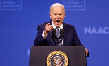 Biden kërkon që të ndalohet pushka AR-15 e cila u përdor për të kryer sulmin ndaj Trumpit