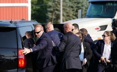 Pamje të reja nga tentimvrasja e Trumpit, agjentët e Shërbimit Sekret me trupat e tyre mbulojnë ish-presidentin që e futin në veturën e blinduar
