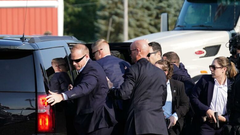 Pamje të reja nga tentimvrasja e Trumpit, agjentët e Shërbimit Sekret me trupat e tyre mbulojnë ish-presidentin që e futin në veturën e blinduar