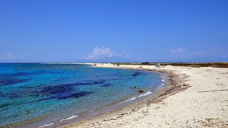 Greken 13-vjeçe e godet rrufeja në plazh, mbetet e vdekur në vend – ishte vetëm një metër e gjysmë larg prindërve