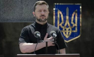 Tucker Carlon pretendonte se ka realizuar intervistë me presidentin ukrainas, zëdhënësi i Volodymyr Zelensky e mohon