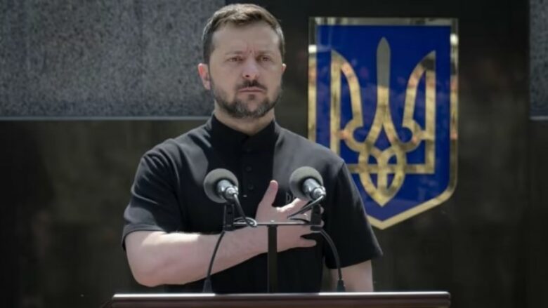 Tucker Carlon pretendonte se ka realizuar intervistë me presidentin ukrainas, zëdhënësi i Volodymyr Zelensky e mohon
