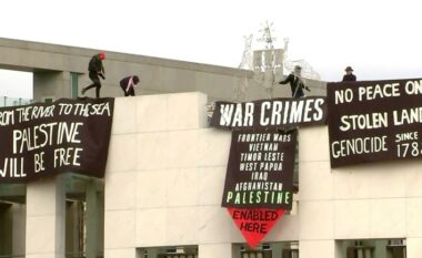 Protestuesit pro-palestinezë ngjiten në çatinë e parlamentit australian, policia arreston katër prej tyre