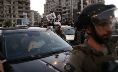 Hebrenjtë ultra-ortodoksë gjuajnë me gurë veturën e ministrit izraelit, nuk duan të rekrutohen në ushtri