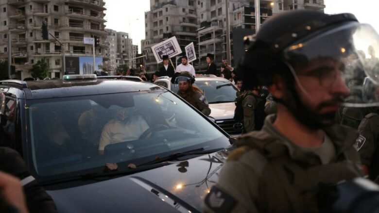 Hebrenjtë ultra-ortodoksë gjuajnë me gurë veturën e ministrit izraelit, nuk duan të rekrutohen në ushtri