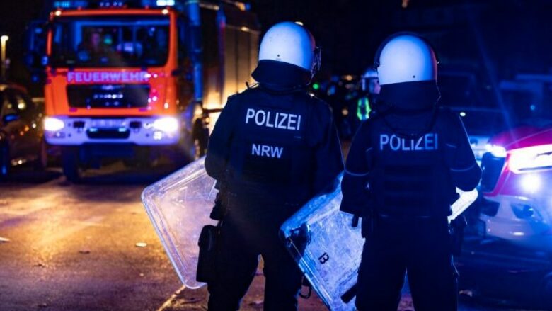 Tmerr në Gjermani, një burrë në një kafene sulmoi njerëzit me acid - 9 persona përfundojnë në spital