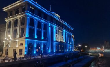 Ndërtesa e MPJ-së së RMV-së u ndriçua në ngjyrë të kaltër, me rastin e përkujtimit të 75-vjetorit të formimit të NATO-s