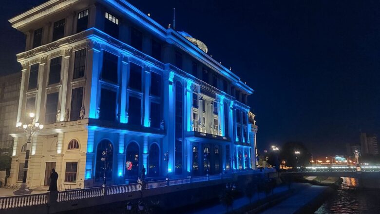 Ndërtesa e MPJ-së së RMV-së u ndriçua në ngjyrë të kaltër, me rastin e përkujtimit të 75-vjetorit të formimit të NATO-s