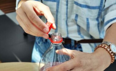 Kështu mund të hapni siç duhet shishet plastike me kapak pandashëm, tani mund të pini pa problem