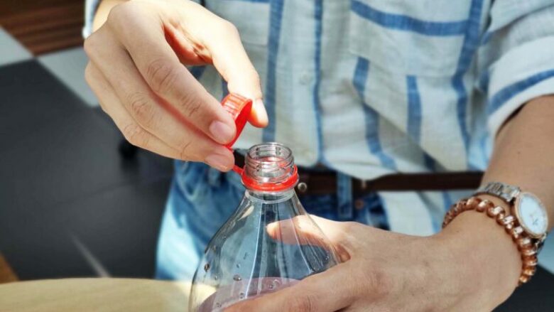 Kështu mund të hapni siç duhet shishet plastike me kapak pandashëm, tani mund të pini pa problem
