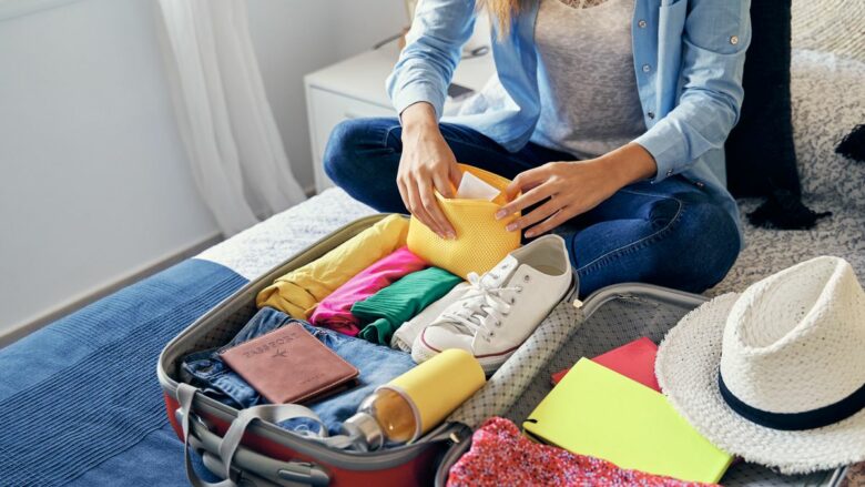 Gruaja ndan një metodë super efektive për palosjen e xhinseve, është aq e përkryer dhe nuk zënë shumë vend në valixhe