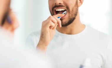 Gabimet e zakonshme që bëni kur pastroni dhëmbët
