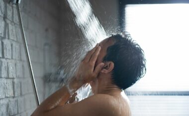 Koha e saktë kur duhet të bëni dush që të ndiheni më pak të stresuar dhe të flini më mirë