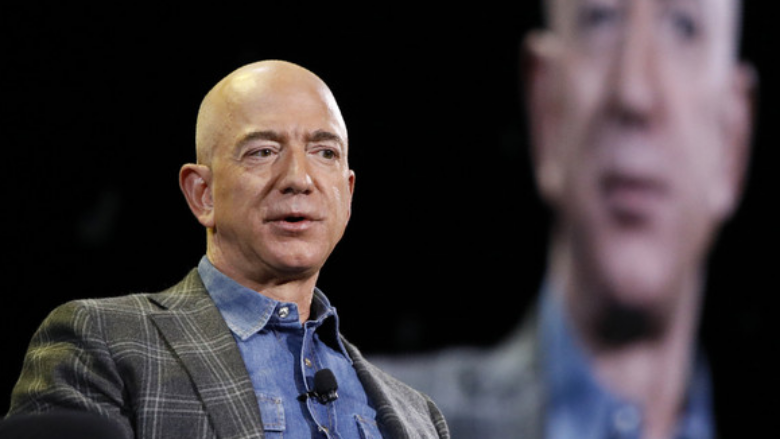 Videoja ku miliarderi Jeff Bezos flet për rutinën e tij të mëngjesit bëhet virale në rrjete sociale
