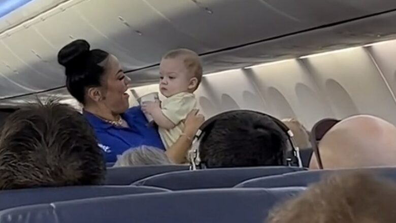 Stjuardesa e qetësoi foshnjën që qante me një gjest të mrekullueshëm