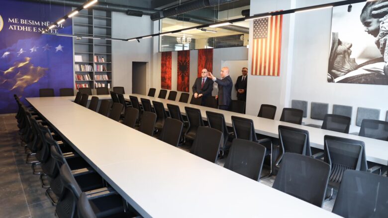“Me këmbë të mbarë e në shtëpinë e re”, Hovenier i pari që ua bën “përhajër” zyrat e reja AAK-së