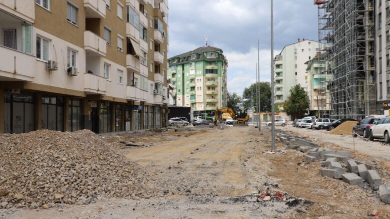 Punimet nuk kishin cilësinë e duhur, largohet një pjesë e asfaltit në rrugën “Lah Nimani” në Mitrovicë