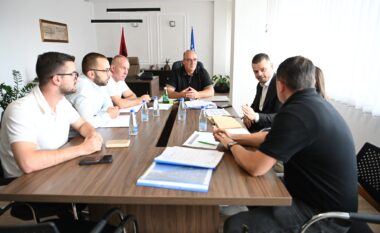 Bulliqi dhe drejtori i FKEE-së flasin për instalimin e paneleve solare në Podujevë
