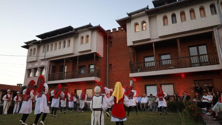 U vra nga forcat serbe, festohet 70-vjetori i lindjes së heroit dhe artistit nga Mitrovica, Kadri Kadriu