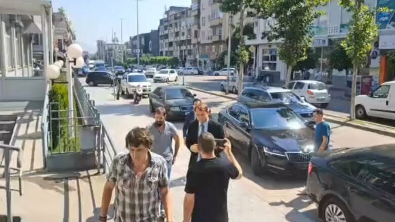 Arrestimi i ish-ushtarit të UÇK-së në Maqedoninë e Veriut, ambasadori Qehaja vizitoi gjykatën në Tetovë