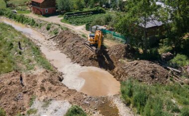 Vazhdon ndërtimi i urave të dëmtuara nga vërshimet e vitit të kaluar në fshatrat e Skenderajt