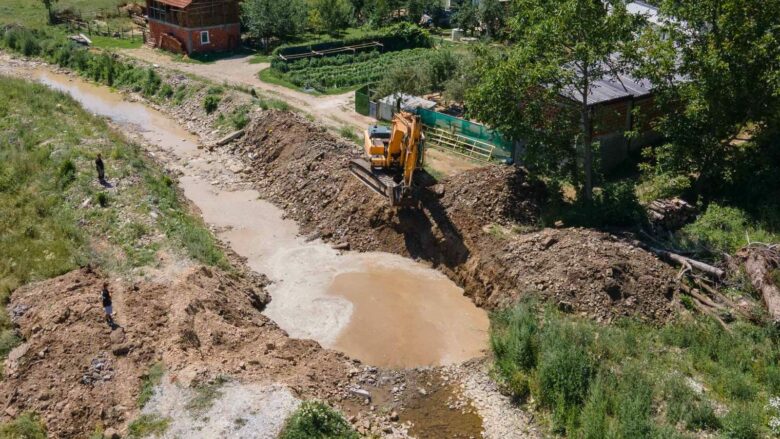 Vazhdon ndërtimi i urave të dëmtuara nga vërshimet e vitit të kaluar në fshatrat e Skenderajt