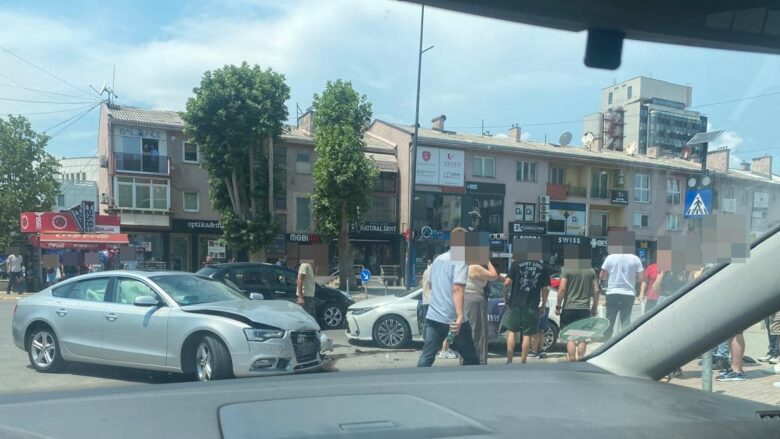 Aksident mes tri veturave në qendër të Prishtinës, lëndohen dy persona