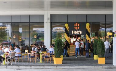 U hap ndalesa më e shijshme “Heb’s Fried Chicken” në Merdarë, mirëpresin mërgimtarët nga rrugët e gjata