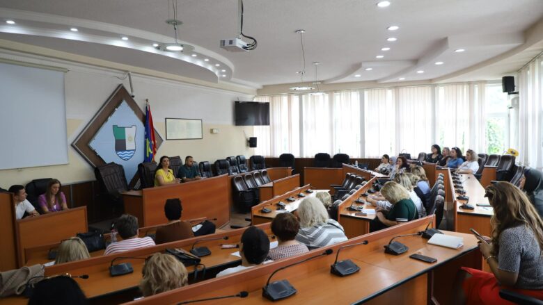 Mbahet dëgjimi publik me gratë në Mitrovicë, diskutohet për buxhetin e vitit 2025