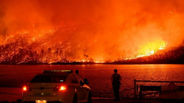 Zjarre të mëdha në Kaliforni, dhjetëra mijëra njerëz po evakuohen