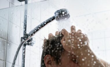 Pse femrat preferojnë dush të ngrohtë në krahasim me meshkujt? Ka një shpjegim për këtë