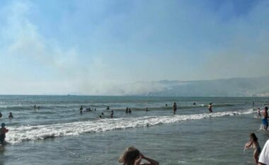 Pamje të zjarreve nga bregdeti, disa turistë largohen nga Shëngjini