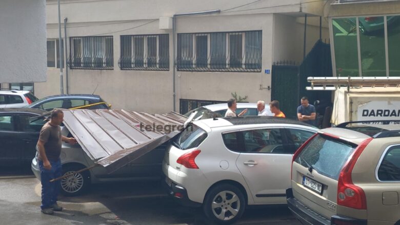 Bie çatia mbi disa vetura në Prishtinë
