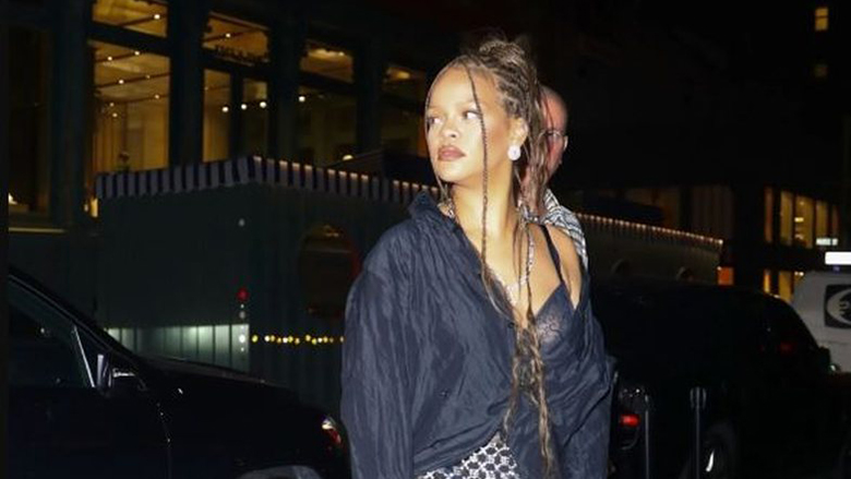 Rihanna e çon trendin e xhinseve të gjera në një tjetër nivel