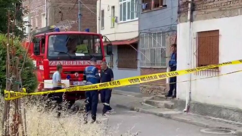Ngjarje e rëndë në Korçë, gruaja lyhet me benzinë, i vë flakën vetes dhe hidhet nga ballkoni