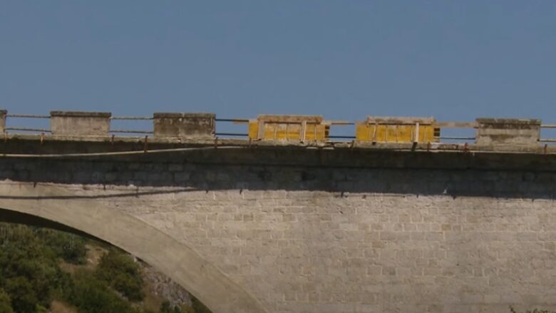 Vendosen një pjesë e anësoreve në Urën e Fshajtë