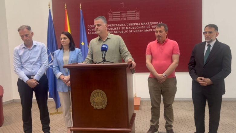 Hasani: Taravari në Kuvend dorëzoi ligj vetëm në gjuhën maqedonase