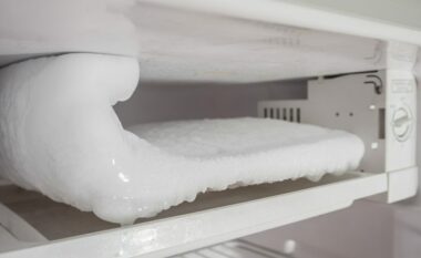Ndalojeni ngrirjen e tepër të frigoriferit me këto metoda