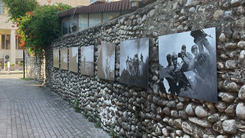 FSK-ja në fokus, fotografi Korab Basha hapi në Shkodër ekspozitën “Keep Calm and Smile”
