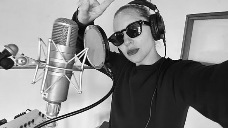 Lady Gaga befason fansat duke zbuluar se është kthyer në studio për të bërë muzikë të re