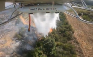 Helikopteri i MPB-së ka hedhur 50 tonë ujë mbi zjarrin në rajonin e Jasenit