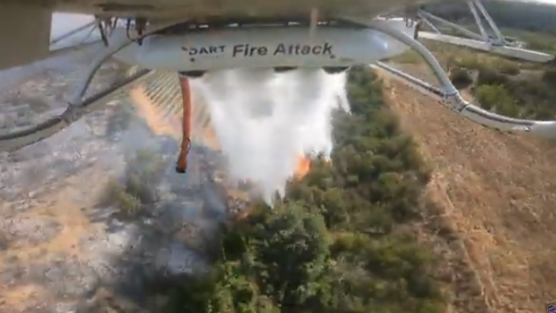 Helikopteri i MPB-së ka hedhur 50 tonë ujë mbi zjarrin në rajonin e Jasenit