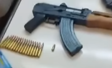Një arsenal i madh armësh dhe municioni është gjetur gjatë kontrollit të dy personave në Hasanbeg të Shkupit