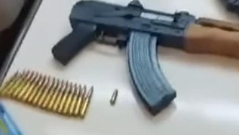 Një arsenal i madh armësh dhe municioni është gjetur gjatë kontrollit të dy personave në Hasanbeg të Shkupit