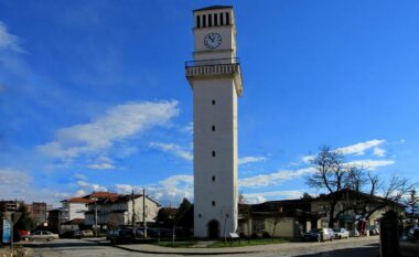 Ora e “Sahat Kullës” në Gjakovë vazhdon të jetë jashtë funksionit