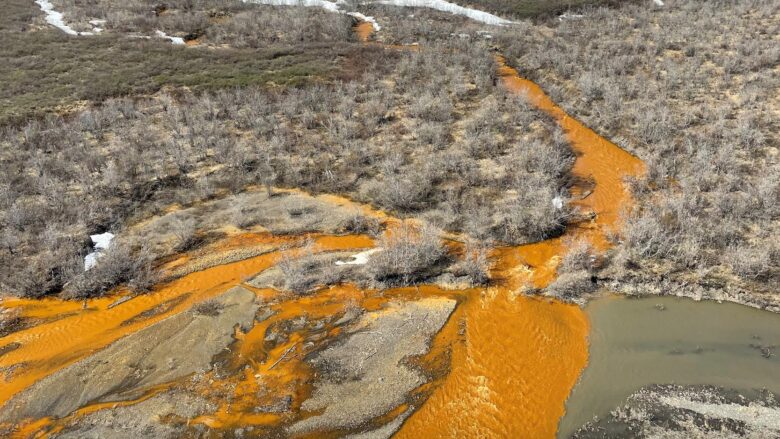 Lumenjtë e ndotur të Alaskës, ngrica e përhershme po shkrihet, ujërat e pastër nuk janë më blu