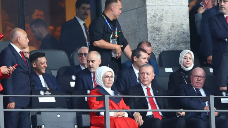 Mesut Ozil e shikoi çerekfinalen e Euro 2024 me presidentin turk Recep Tayyip Erdogan - ai ishte akuzuar në të kaluarën për miqësinë mes tyre
