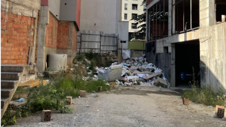 Mbeturinat që si heq askush te lagjja e Muhaxherëve në Prishtinë