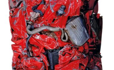 ‘Departamenti i pastrimit’ i Ferrarit shkatërroi tre vetura të falsifikuara, mijëra bluza, orë